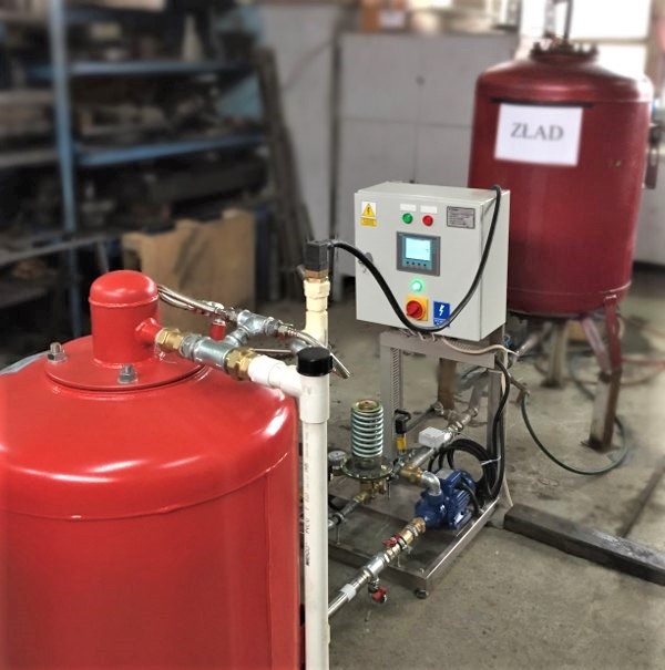 Automatyczny zestaw TERMAX-GP stabilizuje ciśnienie oraz uzupełniania i magazynuje glikol w instalacji